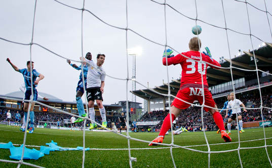 Djurgårdens Omar Colley nickar in 0-2 på Örebros