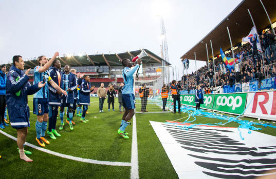 Djurgårdens Omar Colley firar framför fansen