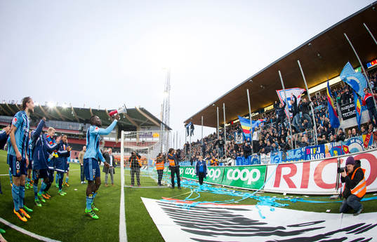 Djurgårdens Omar Colley firar framför fansen