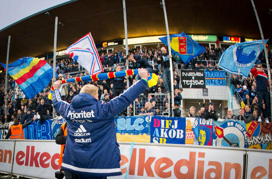 Djurgårdens målvakt Hampus Nilsson firar framför fansen
