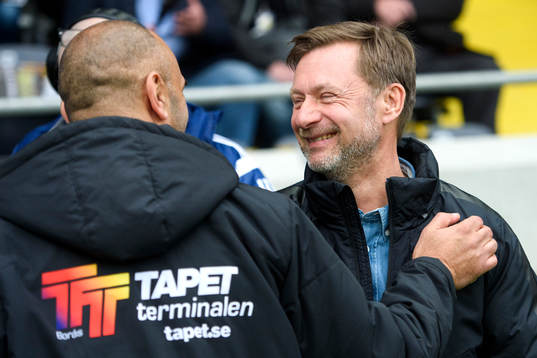 Elfsborgs tränare Jan Mian hälsar på Häckens tränare