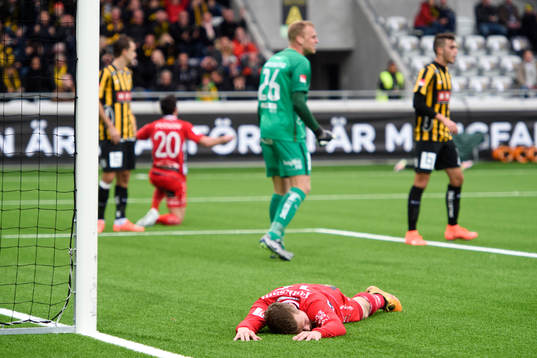 Elfsborgs Viktor Claesson ligger på marken och deppar