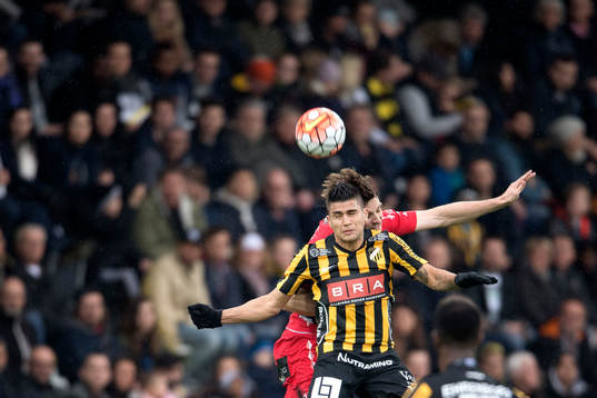 Häckens Paulo de Oliveira i nickduell med Elfsborgs Jesper