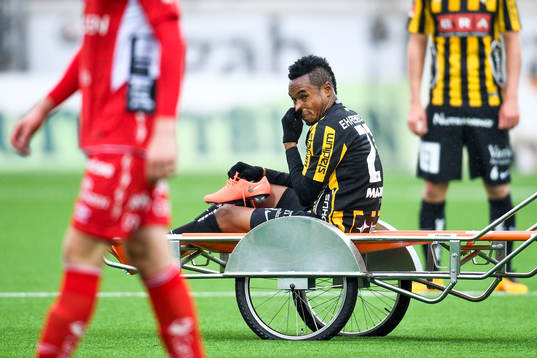 Häckens Nasiru Mohammed lämnar planen på en bår