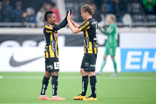 Häckens Nasiru Mohammed och Rasmus Schuller jublar