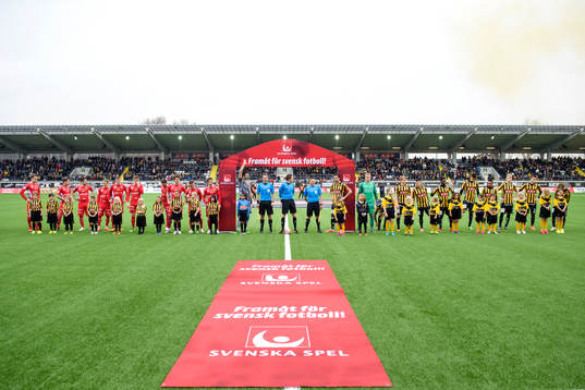 Spelarna står uppställda vid lineup innan fotbollsmatchen