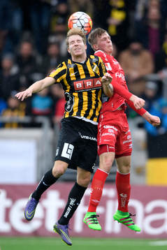 Häckens Samuel Gustafson i nickduell med Elfsborgs Joakim