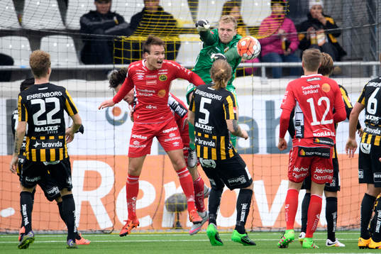 Häckens målvakt Peter Abrahamsson boxar bollen