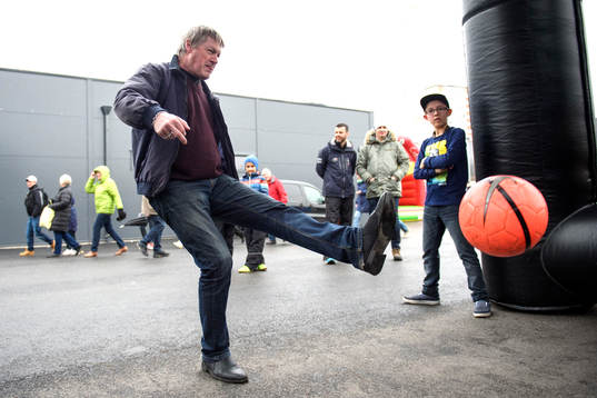 En man skjuter boll innan fotbollsmatchen i Allsvenskan
