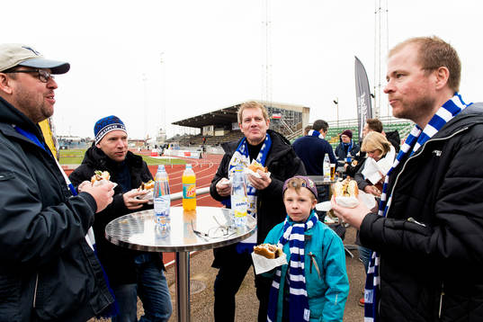 Supportrar börjar anlända till Falkenbergs IP