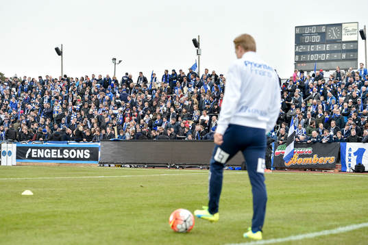 Många tillresta supportrar på läktaren före