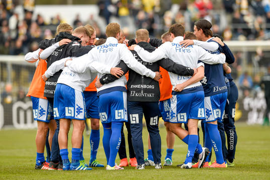 IFK Göteborgs spelare samlas före fotbollsmatchen i