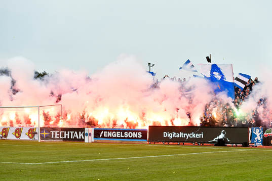 IFK Göteborgs supportrar med bengaler före