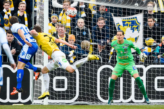 IFK Göteborgs Tobias Hysén med målchans mot Falkenbergs