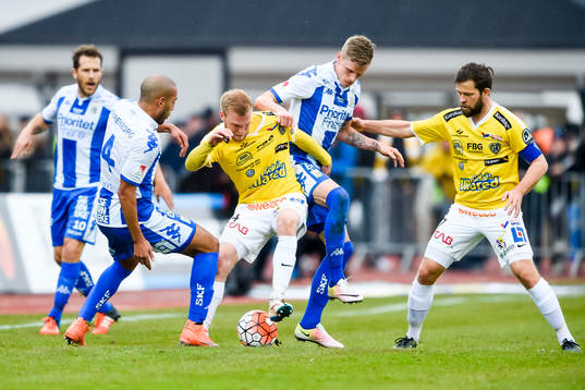 Falkenbergs Per Karlsson och David Svensson i en kamp IFK