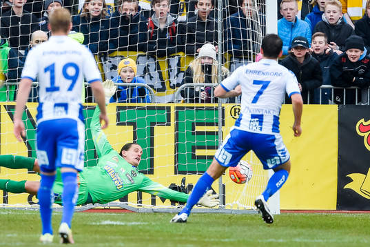 IFK Göteborgs Mads Albeck gör 0-1 på straff bakom