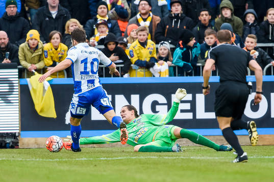 IFK Göteborgs Tobias Hysén och Falkenbergs målvakt Otto