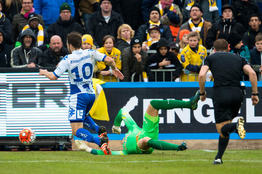 IFK Göteborgs Tobias Hysén fälls av Falkenbergs målvakt
