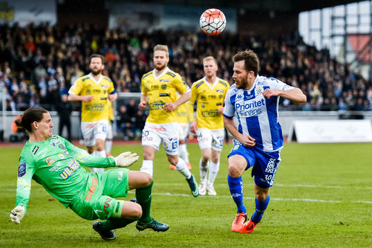 IFK Göteborgs Tobias Hysén och Falkenbergs målvakt Otto