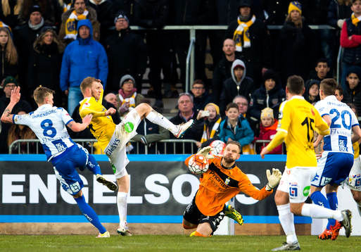 IFK Göteborgs målvakt John Alvbåge gör en räddning på