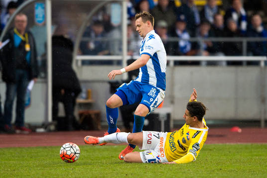 Falkenbergs Kamal Mustafa fäller IFK Göteborgs Jakob
