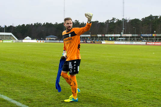 IFK Göteborgs målvakt John Alvbåge tackar publiken