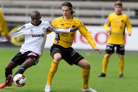 Elfsborgs Joakim Engström och Motalas Eddy Nganji