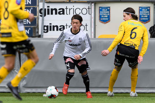 Motalas Adam Larsson tar sig förbi Elfsborgs Joakim
