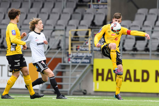 Elfsborgs Filip Schyberg skjuter undan bollen framför