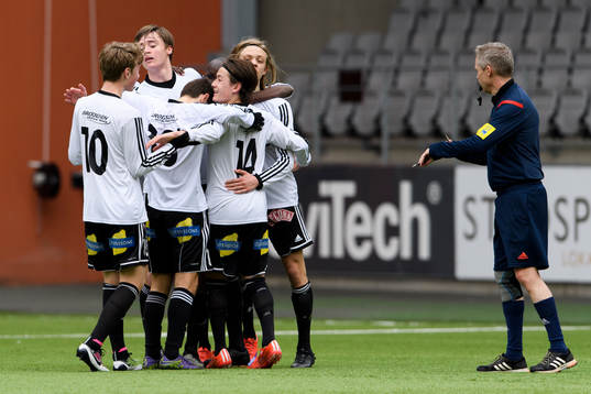 Motalas Arvid Falk Lindgren (höger i bild) jublar med