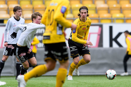 Elfsborgs Joakim Engström jagas av Motalas Adam Egnell