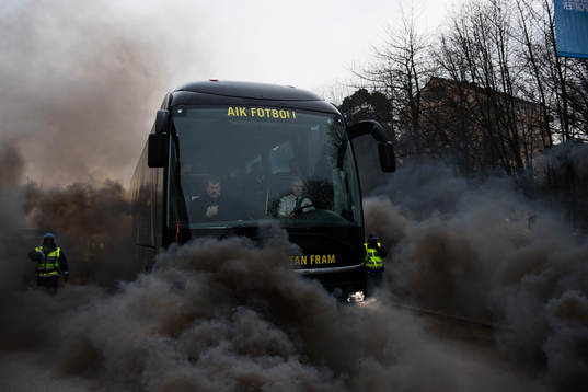 s spelarbuss anländer
