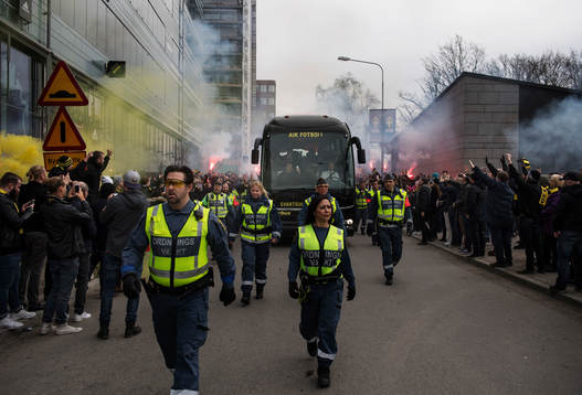 s spelarbuss anländer