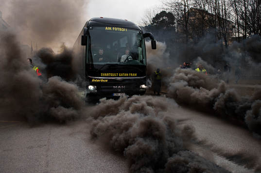 s spelarbuss anländer