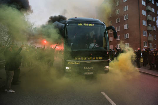 s spelarbuss anländer