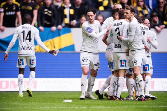 Sundsvalls Pa Amat Dibba håller i en inkastad ölmugg och
