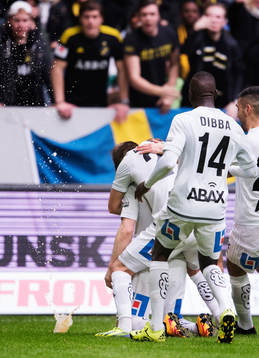 En ölmugg kastas in från publiken när Sundsvalls spelare