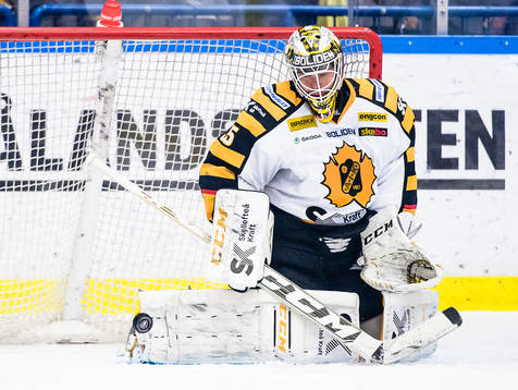 Skellefteås målvakt Markus Svensson stoppar pucken