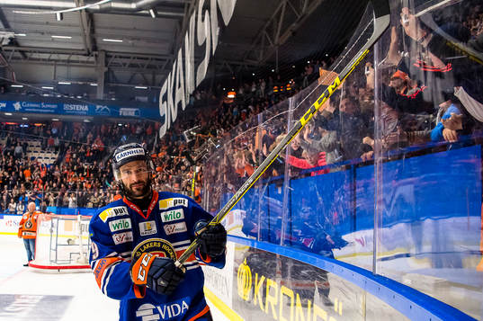Växjös Josh Hennessy jublar