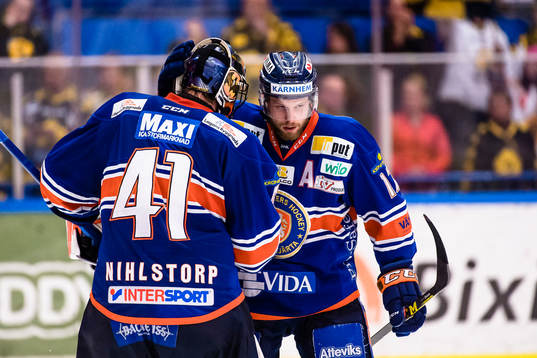 Växjös Alexander Johansson jublar med målvakt Cristopher
