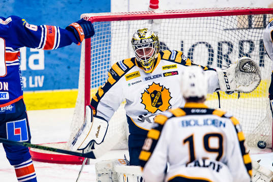 Växjös Patrik Lundh (ej i bild) gör mål 1-0 makor