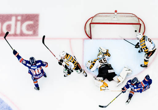 Växjös Erik Josefsson gör mål 3-2 och jublar
