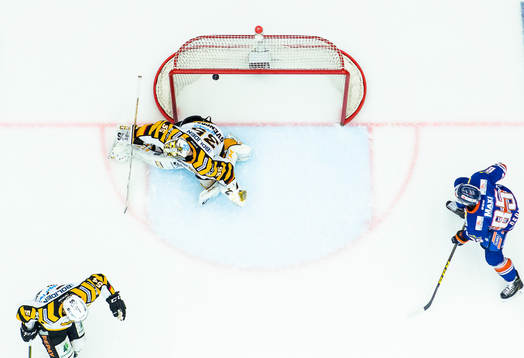 Växjös Sakari Salminen (ej i bild) skjuter pucken i mål