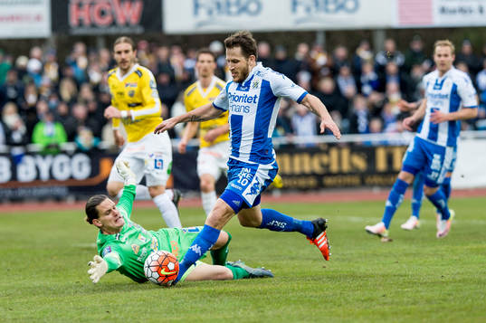 Falkenbergs målvakt Otto Martler fäller IFK Göteborgs