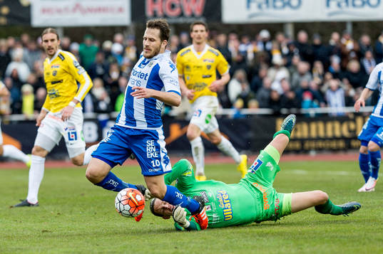 Falkenbergs målvakt Otto Martler fäller IFK Göteborgs
