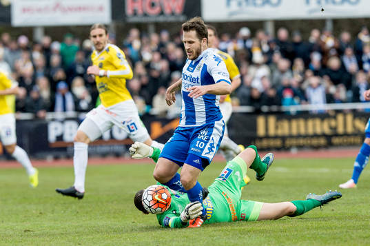 Falkenbergs målvakt Otto Martler fäller IFK Göteborgs