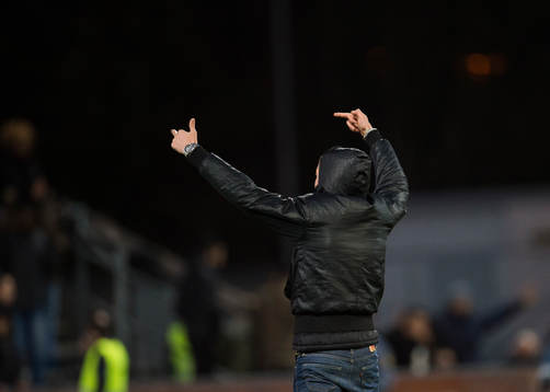 En supporter från Assyriska rusar in på planen och pekar