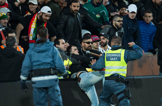 En supporter från Dalkurd rusar in på planen och blir