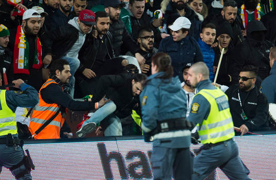 En supporter från Dalkurd rusar in på planen