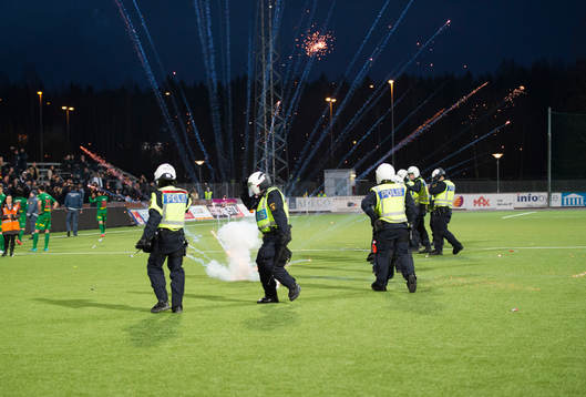 Dalkurds supportrar kastar fyrverkerier mot polisen